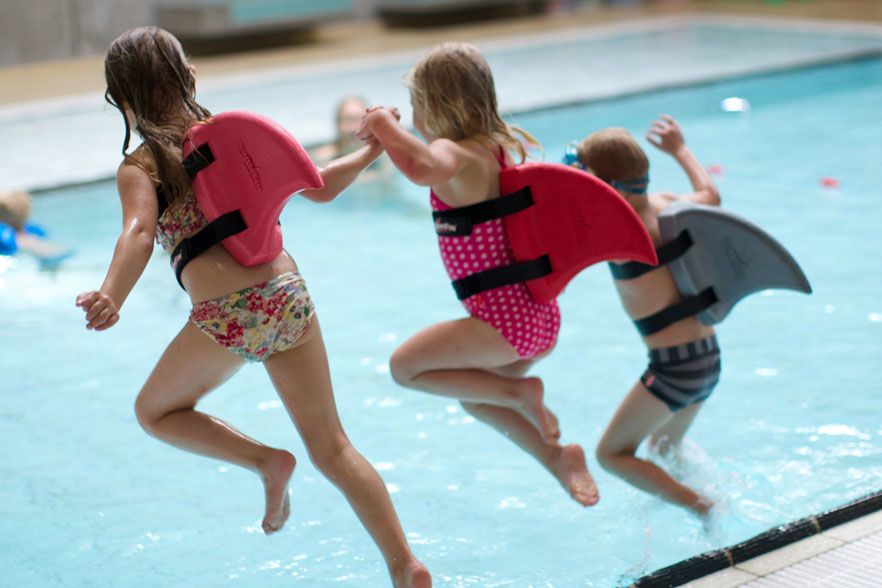 escala sutil tomar 10 Juegos súper divertidos para practicar natación con la familia este  verano - Chupetes Personalizados - El blog de Tutete